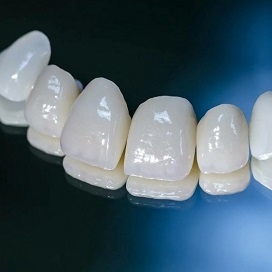 Протезы на передние зубы